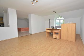 Byt č. 2 podkroví - obývací pokoj - Prodej pozemku 1810 m², Vraný