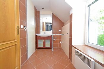 Byt č. 2 podkroví - koupelna - Prodej pozemku 1810 m², Vraný