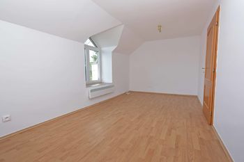 Byt č. 2 podkroví - ložnice s výhledem do zahrady - Prodej pozemku 1810 m², Vraný