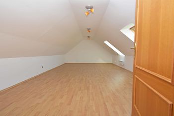 Byt č. 2 podkroví - ložnice - Prodej pozemku 1810 m², Vraný