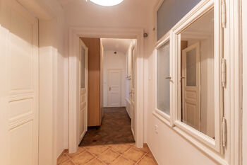 Předsíň - pohled od vchodových dveří - Prodej bytu 3+kk v osobním vlastnictví 69 m², Praha 1 - Staré Město