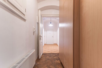 Předsíň - pohled od zadního konce chodby - Prodej bytu 3+kk v osobním vlastnictví 69 m², Praha 1 - Staré Město