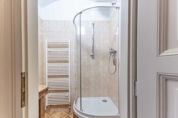 Koupelna 2,6 m2 - Prodej bytu 3+kk v osobním vlastnictví 69 m², Praha 1 - Staré Město