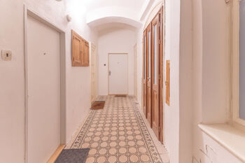 Chodba oddělující část bytů od schodiště - Prodej bytu 3+kk v osobním vlastnictví 69 m², Praha 1 - Staré Město