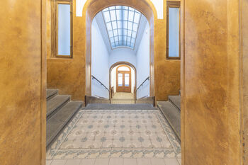 Nádherný vestibul domu - Prodej bytu 3+kk v osobním vlastnictví 69 m², Praha 1 - Staré Město