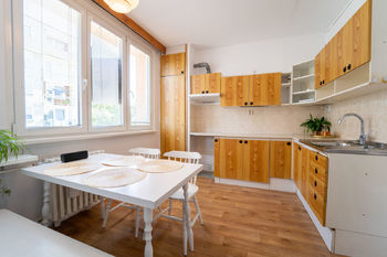 Kuchyně s jídelní částí - Prodej bytu 3+1 v osobním vlastnictví 77 m², Hradec Králové
