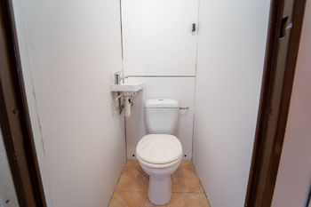 Samostatné WC s umyvadlem - Prodej bytu 3+1 v osobním vlastnictví 77 m², Hradec Králové