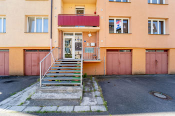 Vstup do domu - Prodej bytu 3+1 v osobním vlastnictví 77 m², Hradec Králové