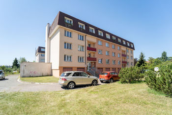 Pohled na bytový dům - Prodej bytu 3+1 v osobním vlastnictví 77 m², Hradec Králové