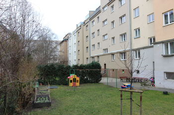 vnitroblok se zelení - Prodej bytu 1+kk v osobním vlastnictví 25 m², Praha 3 - Žižkov