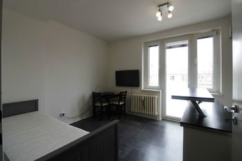 pokoj s kuchyňským koutem - Prodej bytu 1+kk v osobním vlastnictví 25 m², Praha 3 - Žižkov