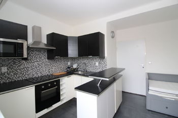 pokoj s kuchyňským koutem - Prodej bytu 1+kk v osobním vlastnictví 25 m², Praha 3 - Žižkov