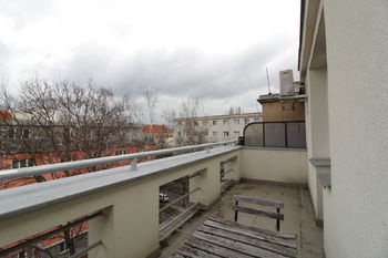 terasa - Prodej bytu 1+kk v osobním vlastnictví 25 m², Praha 3 - Žižkov