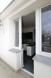 pohled z terasy do pokoje - Prodej bytu 1+kk v osobním vlastnictví 25 m², Praha 3 - Žižkov