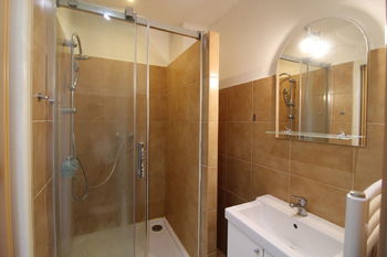 koupelna s WC - Prodej bytu 1+kk v osobním vlastnictví 25 m², Praha 3 - Žižkov