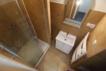 koupelna s WC  - Prodej bytu 1+kk v osobním vlastnictví 25 m², Praha 3 - Žižkov