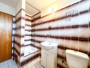 koupelna s WC v podkroví - Prodej domu 283 m², Rožmitál pod Třemšínem