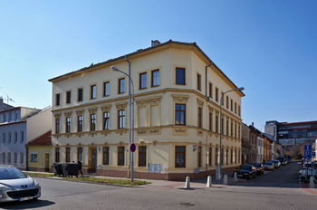 Pohled na bytový dům - Prodej bytu 1+1 v osobním vlastnictví 52 m², Brno 