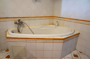 Koupelna s umyvadlem a vanou - Prodej bytu 1+1 v osobním vlastnictví 52 m², Brno