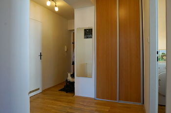 Chodba s vestavnou skříní - Prodej bytu 1+1 v osobním vlastnictví 52 m², Brno