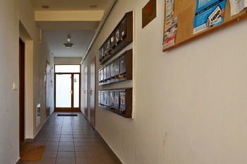 Vstupní chodba do domu - Prodej bytu 1+1 v osobním vlastnictví 52 m², Brno