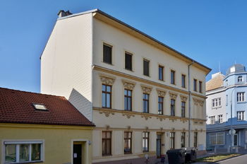Pohled na bytový dům - Prodej bytu 1+1 v osobním vlastnictví 52 m², Brno