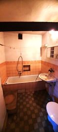 koupelna s vanou a WC - Prodej chaty / chalupy 214 m², Cizkrajov