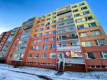 Pohled na dům z ulice - Prodej bytu 2+kk v osobním vlastnictví 42 m², Kladno 