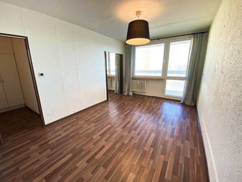 Obývací pokoj se vstupem do ložnice a na lodžii - Prodej bytu 2+kk v osobním vlastnictví 42 m², Kladno