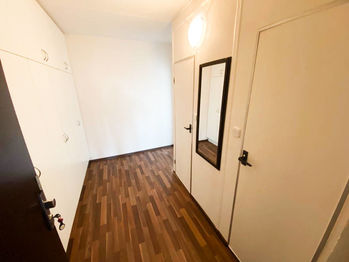 Vstupní předsíň se vstupem do koupelny a na toaletu - Prodej bytu 2+kk v osobním vlastnictví 42 m², Kladno
