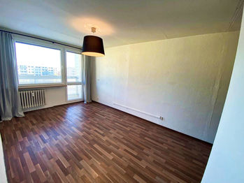 Obývací pokoj se vstupem na lodžii - Prodej bytu 2+kk v osobním vlastnictví 42 m², Kladno
