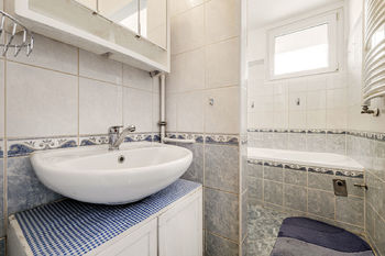 Koupelna - Prodej bytu 3+1 v osobním vlastnictví 66 m², České Budějovice