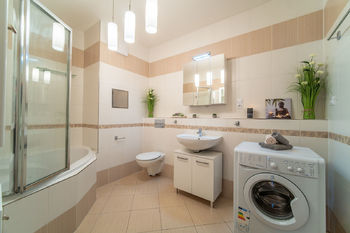 Koupelna - Prodej bytu 3+kk v osobním vlastnictví 104 m², Praha 5 - Zličín 