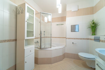 Koupelna - Prodej bytu 3+kk v osobním vlastnictví 104 m², Praha 5 - Zličín