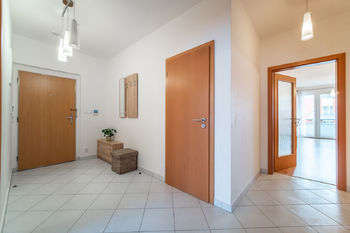 Vstupní hala - Prodej bytu 3+kk v osobním vlastnictví 104 m², Praha 5 - Zličín