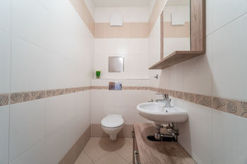 Toaleta - Prodej bytu 3+kk v osobním vlastnictví 104 m², Praha 5 - Zličín