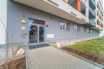 Pohled na budovu - Prodej bytu 3+kk v osobním vlastnictví 104 m², Praha 5 - Zličín