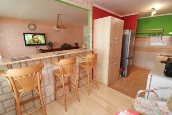 Pohled z kuchyně do obývacího pokoje - Prodej bytu 3+1 v osobním vlastnictví 88 m², Praha 6 - Řepy