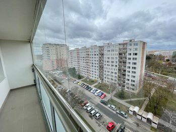 Pohled ze zasklené lodžie - Prodej bytu 3+1 v osobním vlastnictví 88 m², Praha 6 - Řepy