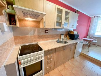 Kuchyně s posezením - Prodej bytu 3+1 v osobním vlastnictví 88 m², Praha 6 - Řepy