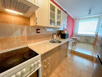 Kuchyně s posezením - Prodej bytu 3+1 v osobním vlastnictví 88 m², Praha 6 - Řepy