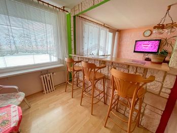 Kuchyně s posezením - Prodej bytu 3+1 v osobním vlastnictví 88 m², Praha 6 - Řepy