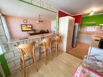 Kuchyně s posezením - Prodej bytu 3+1 v osobním vlastnictví 88 m², Praha 6 - Řepy
