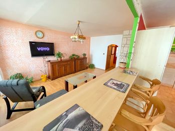 Pohled z kuchyně - propojení s obývacím pokojem - Prodej bytu 3+1 v osobním vlastnictví 88 m², Praha 6 - Řepy