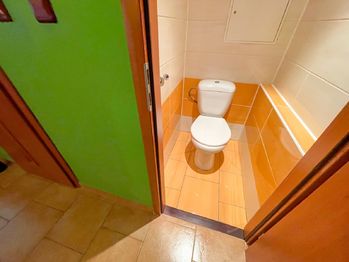 Samostatné WC - Prodej bytu 3+1 v osobním vlastnictví 88 m², Praha 6 - Řepy