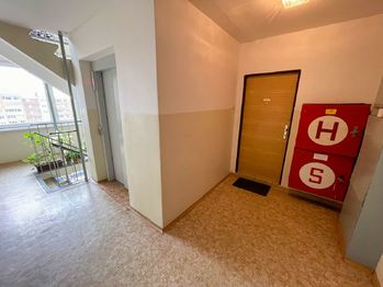 Chodba domu - vstup do bytu - Prodej bytu 3+1 v osobním vlastnictví 88 m², Praha 6 - Řepy