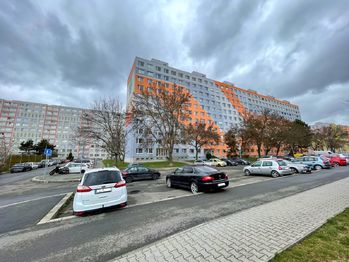 Pohled na parkoviště za domem - Prodej bytu 3+1 v osobním vlastnictví 88 m², Praha 6 - Řepy