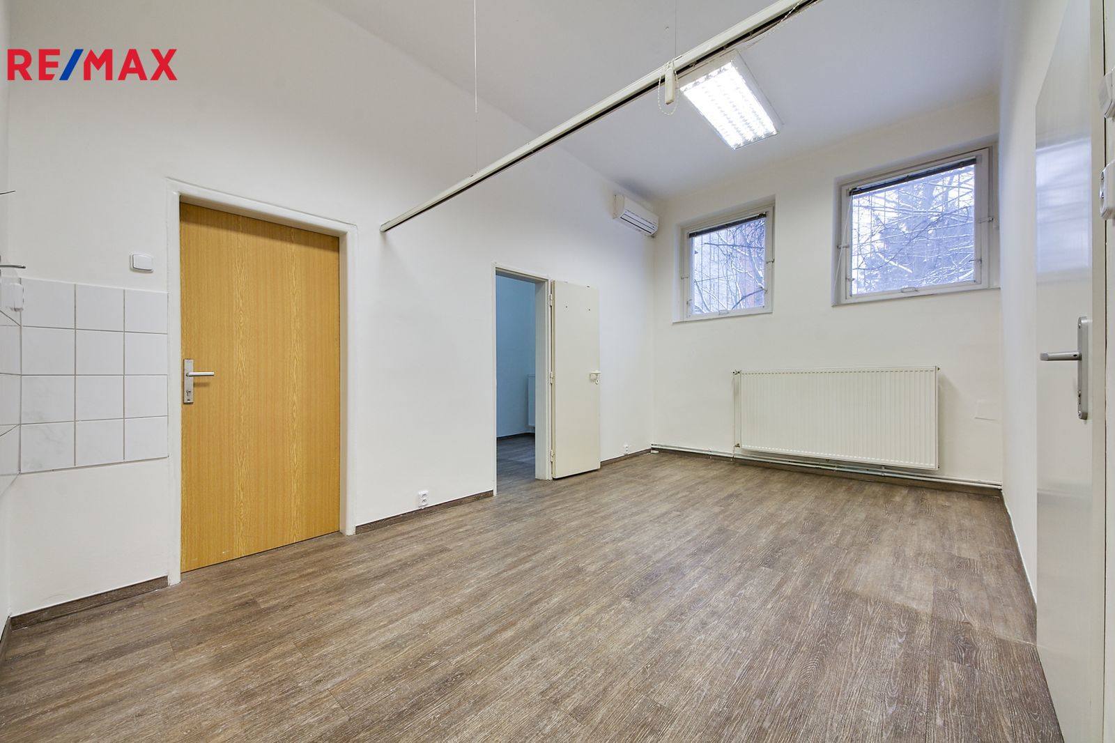 Pronájem komerčního prostoru (kanceláře), 42 m2, Praha 10 - Strašnice