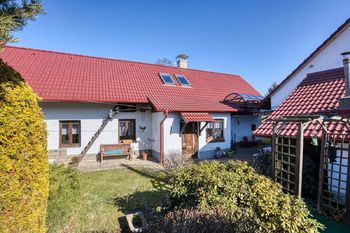 Pohled na dům od vstupních vrátek - Prodej chaty / chalupy 155 m², Křečovice