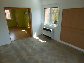 Pohled z obývacího pokoje do kuchyně - Prodej bytu 2+1 v osobním vlastnictví 50 m², Příbram